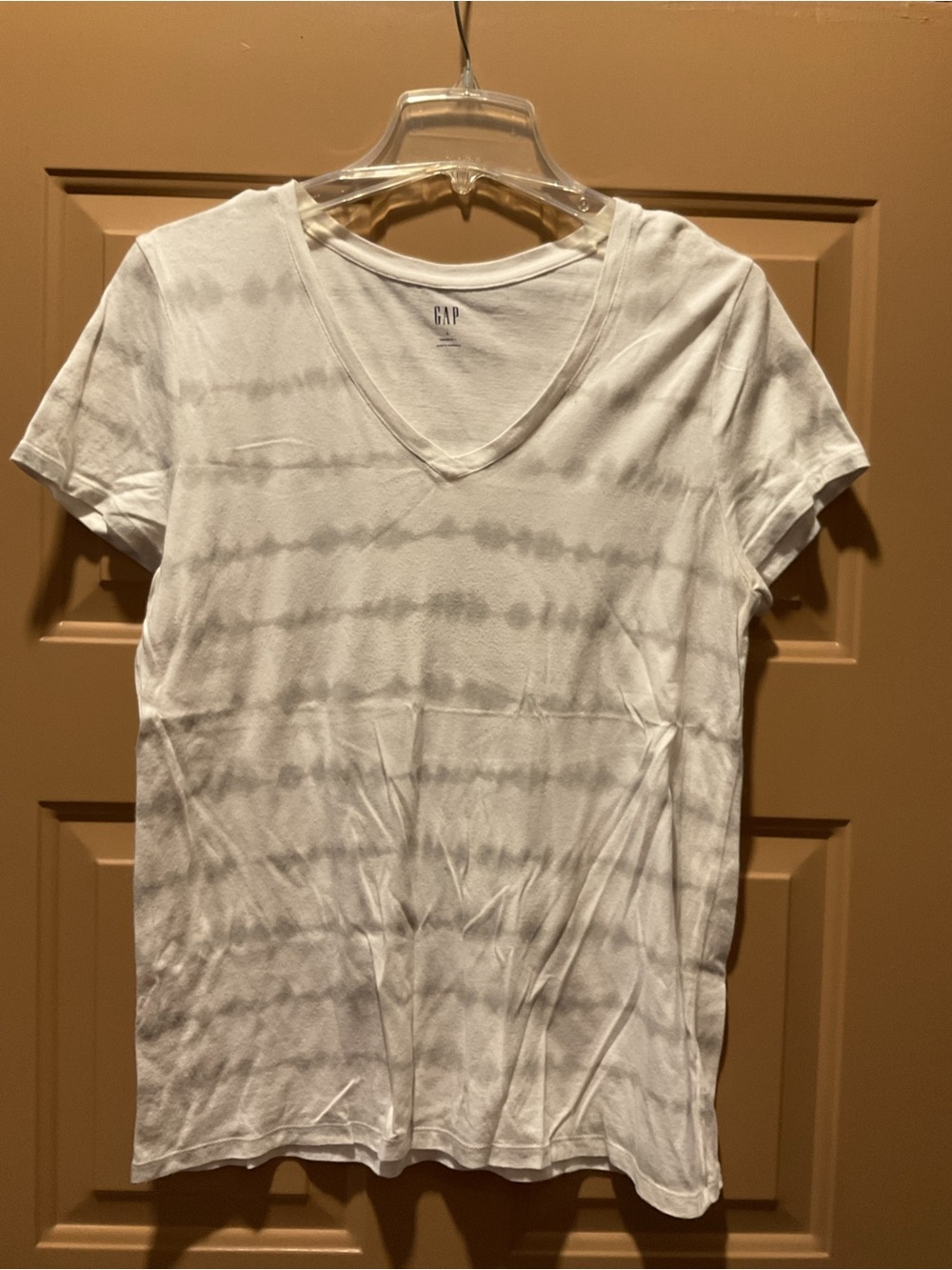 GAP White V-Neck Short Sleeve Tee with Light Gray Stripe Tie-Dye